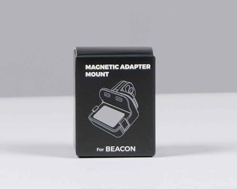 Schwarze Box mit Aufschrift "MAGNETIC ADAPTER MOUNT" und einer Zeichnung.