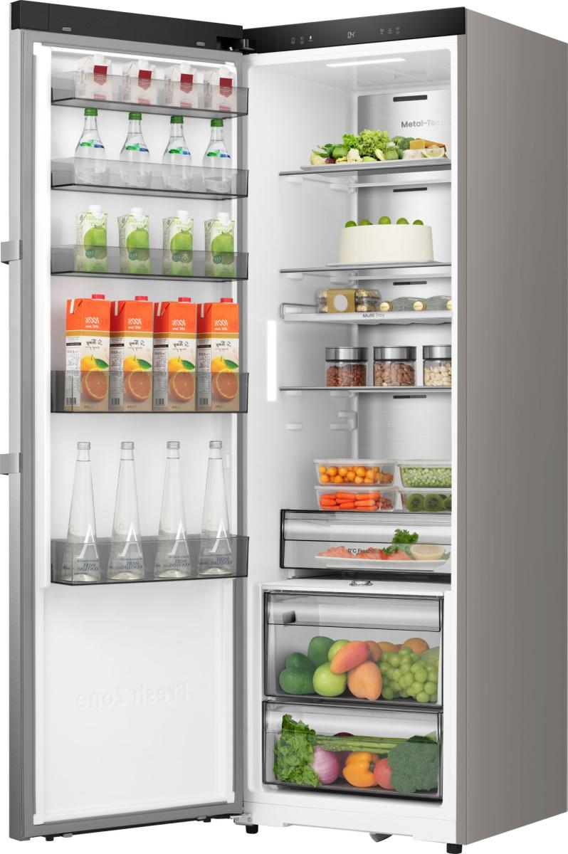 Offener Kühlschrank mit Lebensmitteln: Flaschen, Saftpackungen, Gemüse, Obst, Kuchen und Gläser.
