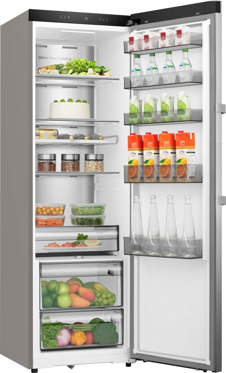 Offener Kühlschrank gefüllt mit Lebensmitteln: Obst, Gemüse, Getränke, Kuchen u.a.