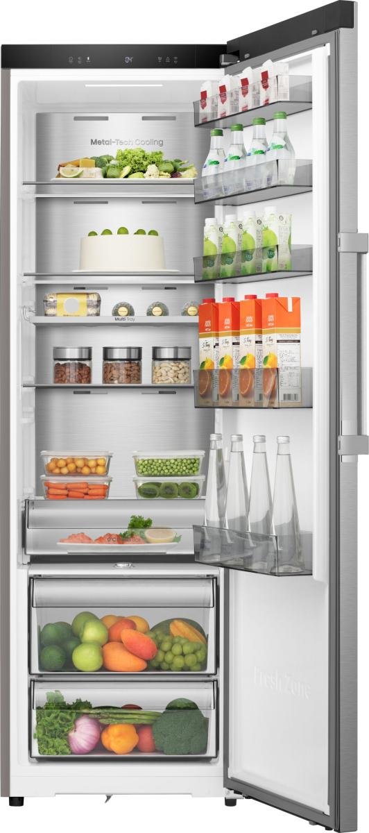 Offener Kühlschrank mit Regalen voller Lebensmittel: Obst, Gemüse, Getränke, Kuchen und Gläser.