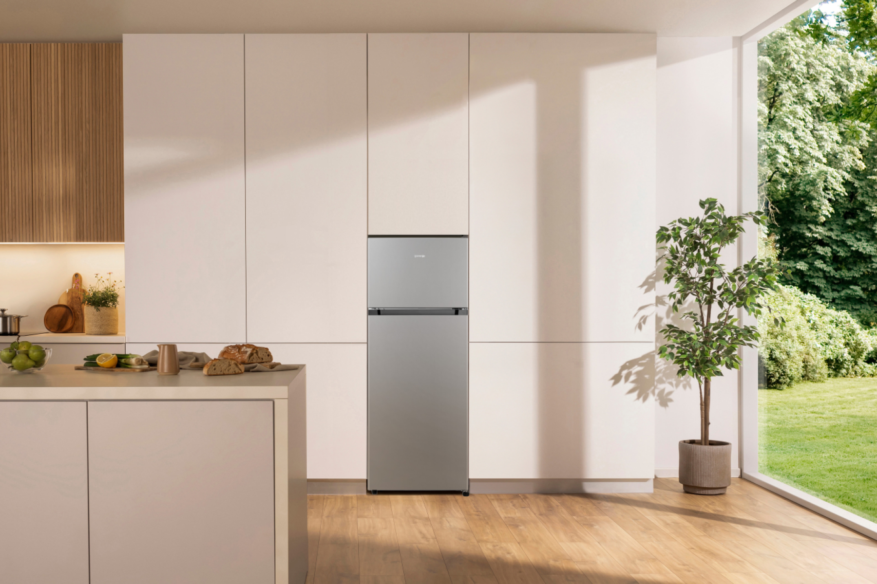 Moderne Küche mit silbernem Kühlschrank, Arbeitsplatte und großem Fenster.