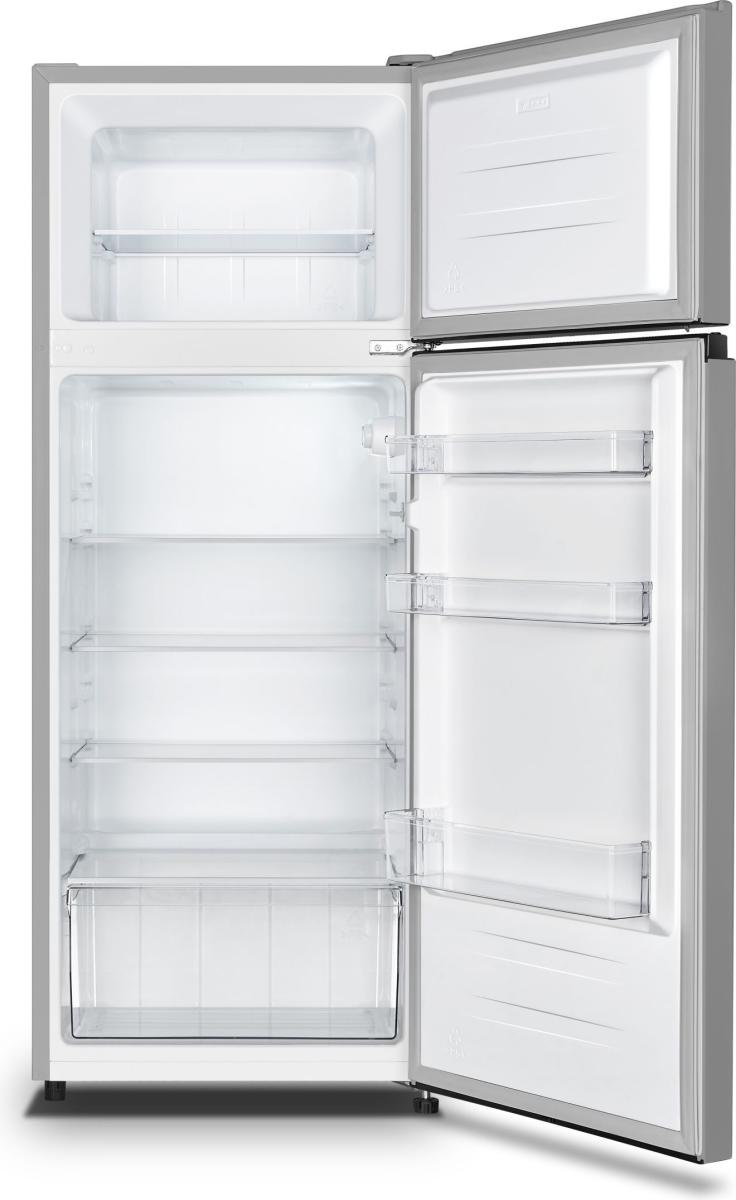 Ein offener silberner Kühlschrank mit Regalen und einer Schublade.