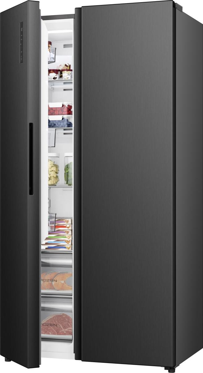 Ein schwarzer Kühlschrank mit geöffneter Tür, der Lebensmittel zeigt.