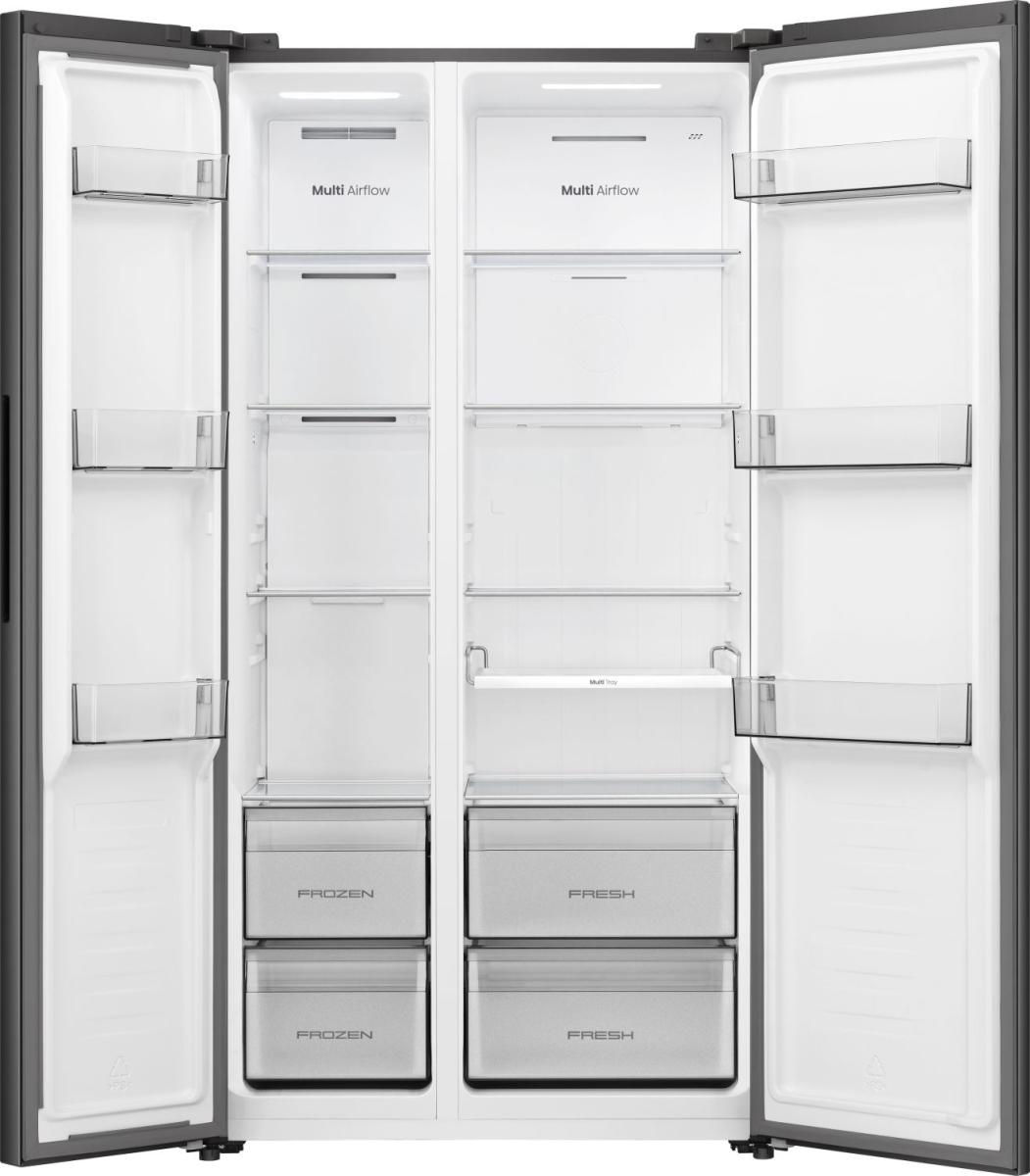 Ein leerer Kühlschrank mit zwei Türen, die offen sind. Innen sind Regale und Schubladen.