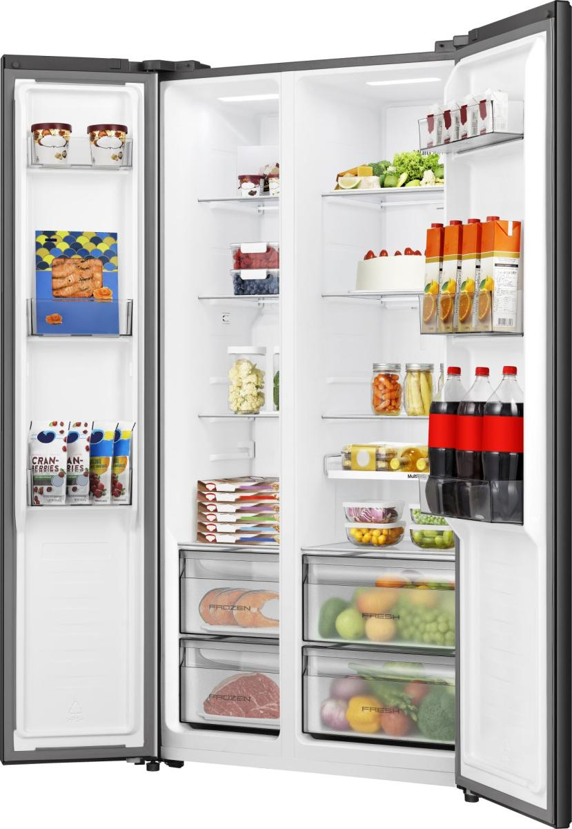 Ein offener Kühlschrank mit Lebensmitteln auf den Regalen und in den Schubladen.