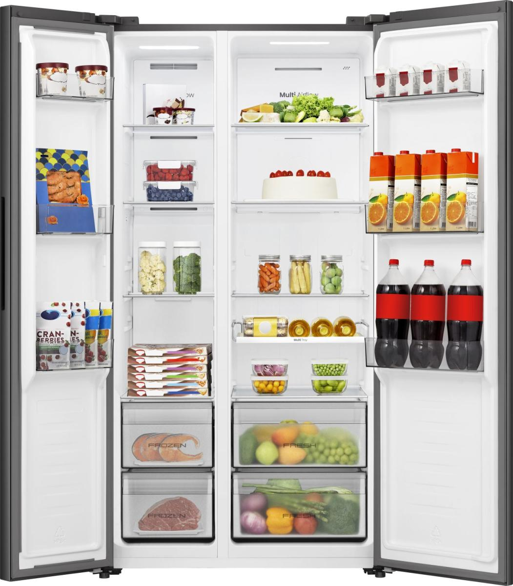 Ein Side-by-Side-Kühlschrank ist mit Lebensmitteln gefüllt, darunter Getränke, Obst, Gemüse und Tiefkühlkost.