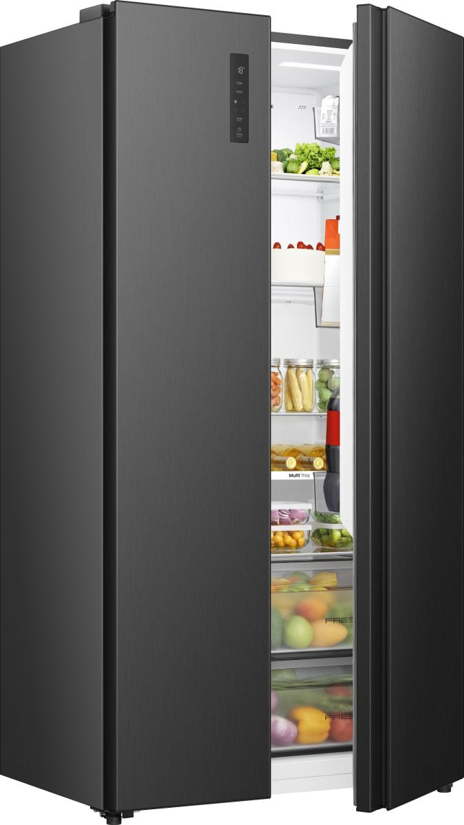 Ein schwarzer Kühlschrank mit geöffneter Tür, gefüllt mit Lebensmitteln und Schubladen.