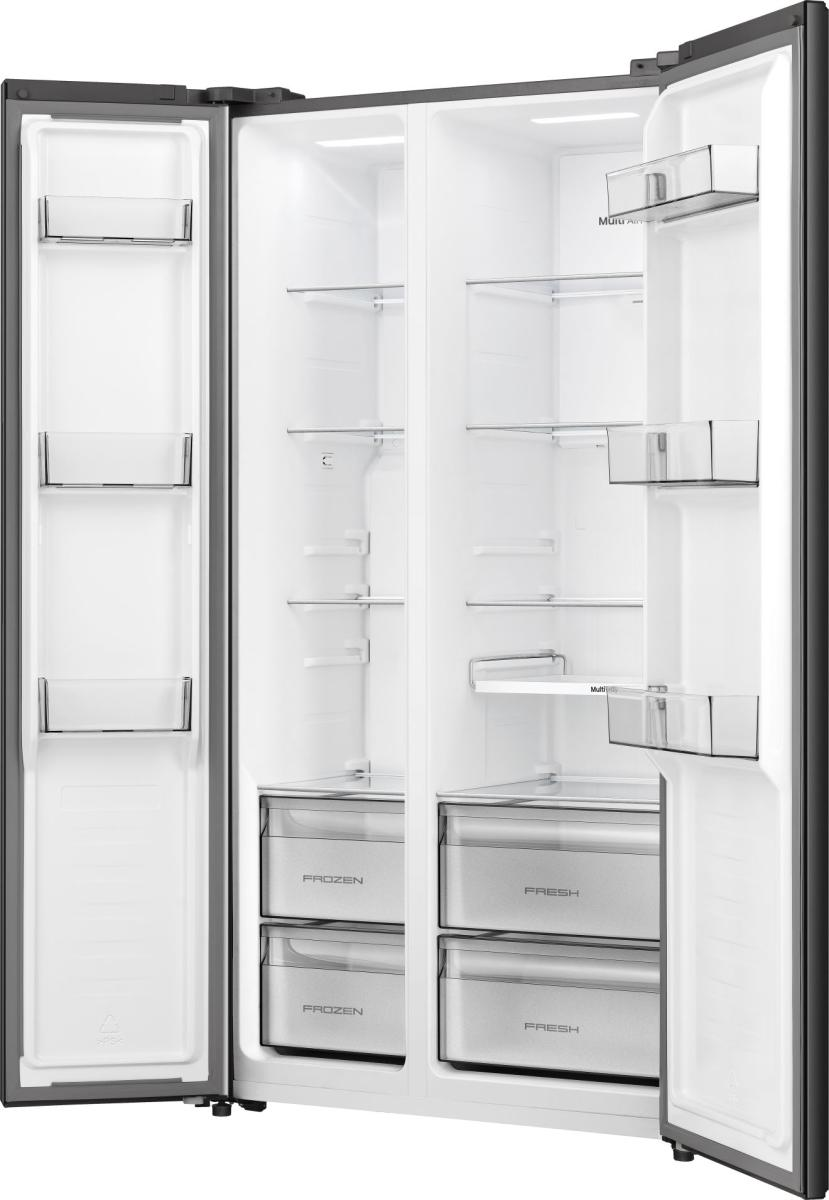 Ein offener zweitüriger Kühlschrank mit Regalen und Schubladen.