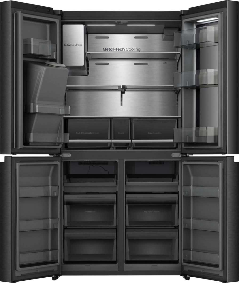 Offener moderner Kühlschrank-Innenraum mit Eisbereiter, Metal-Tech-Kühlung und mehreren Schubladen.