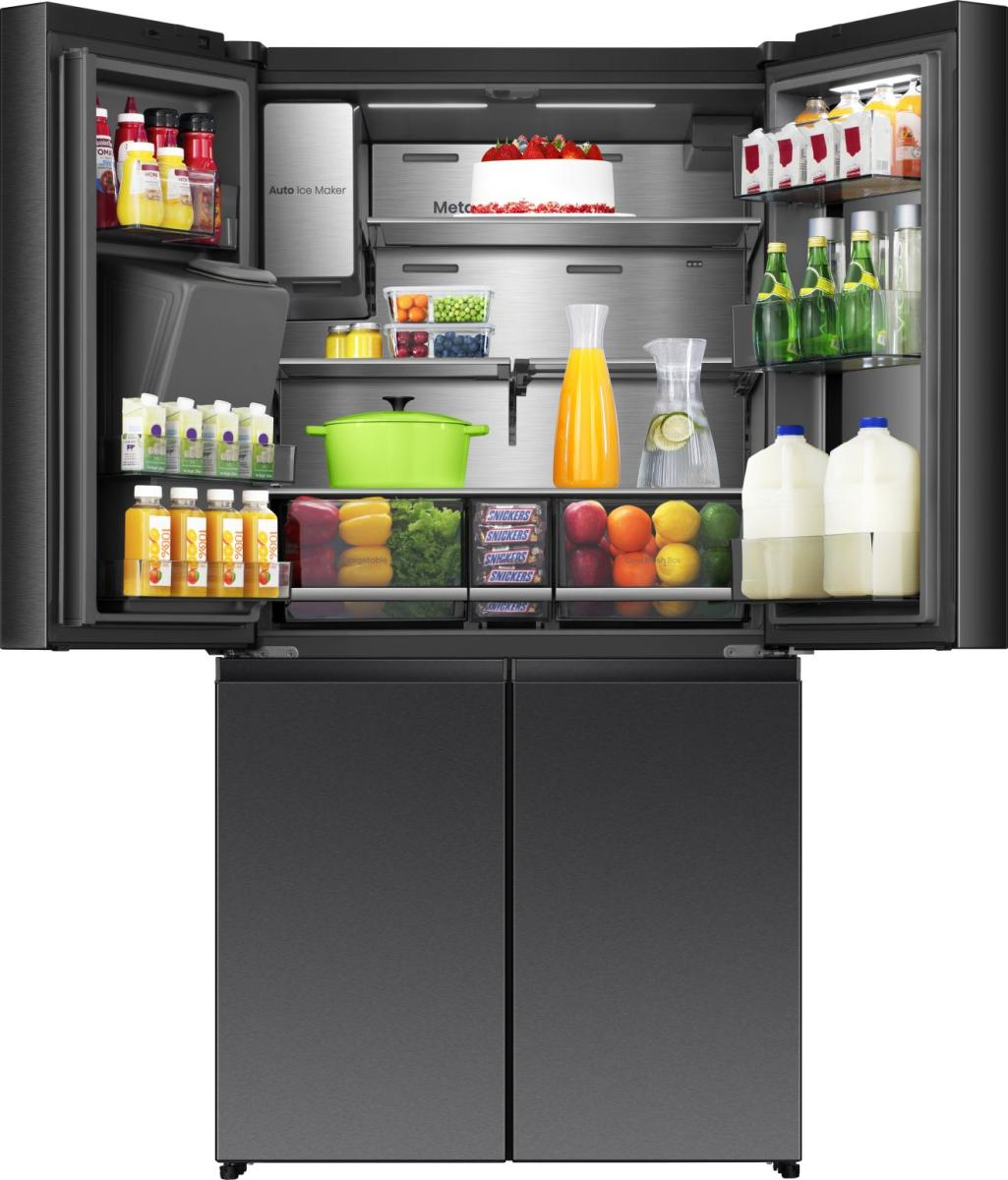 Offener Kühlschrank mit Lebensmitteln: Obst, Gemüse, Saft, Kuchen, Milchflaschen.