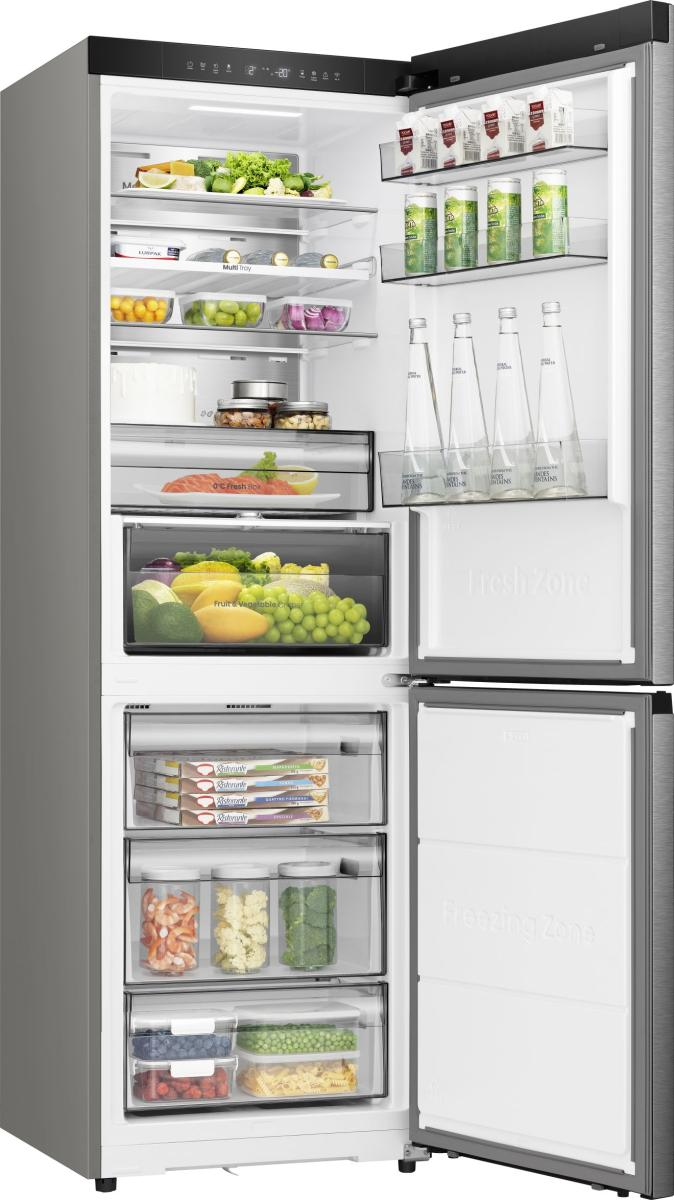 Gefüllter Kühlschrank mit Lebensmitteln, Obst und Getränken.