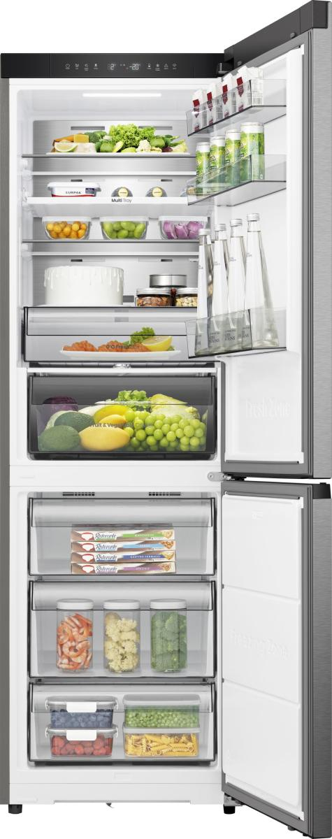 Ein offener Kühlschrank mit Lebensmitteln: Gemüse, Obst, Kuchen, Flaschen und gefrorene Lebensmittel.