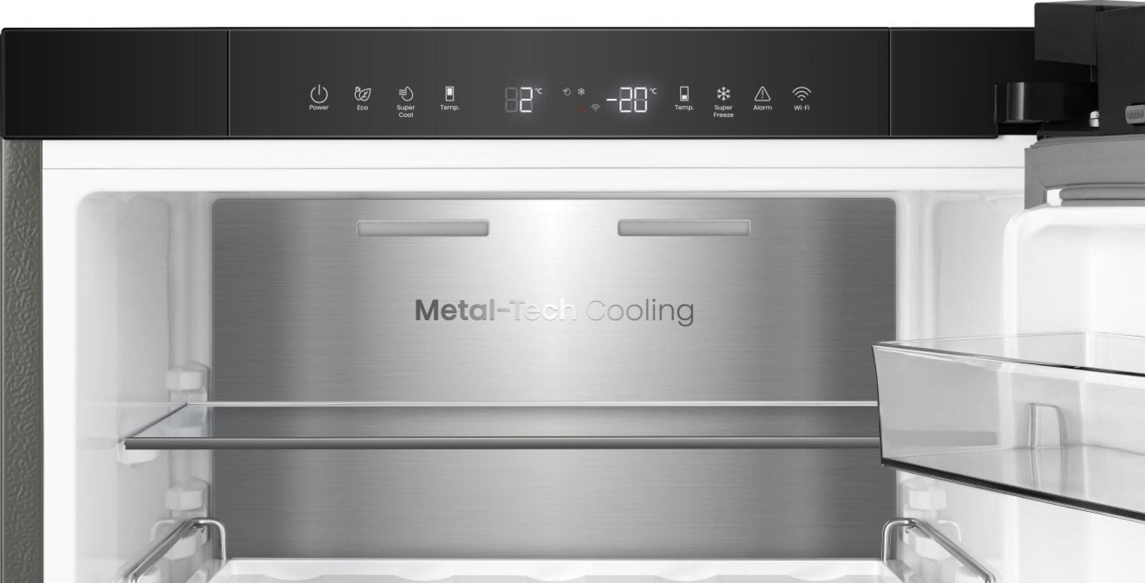 Kühlschrankinnenraum mit Metall-Tech Cooling-Panel und Touch-Bedienfeld.