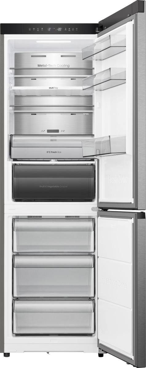 Ein offener Kühlschrank mit silbernen Regalen und Schubladen.
