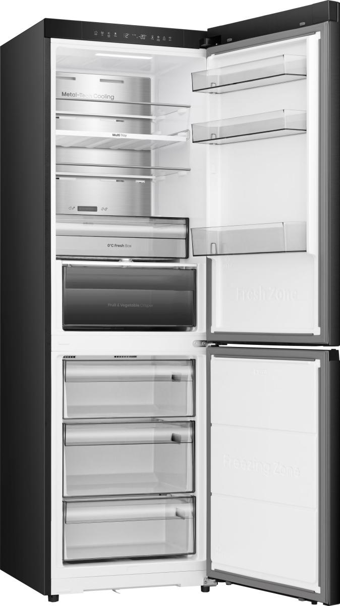 Ein schwarzer Kühlschrank mit offen stehenden Türen, innen mit Regalen und Schubladen.