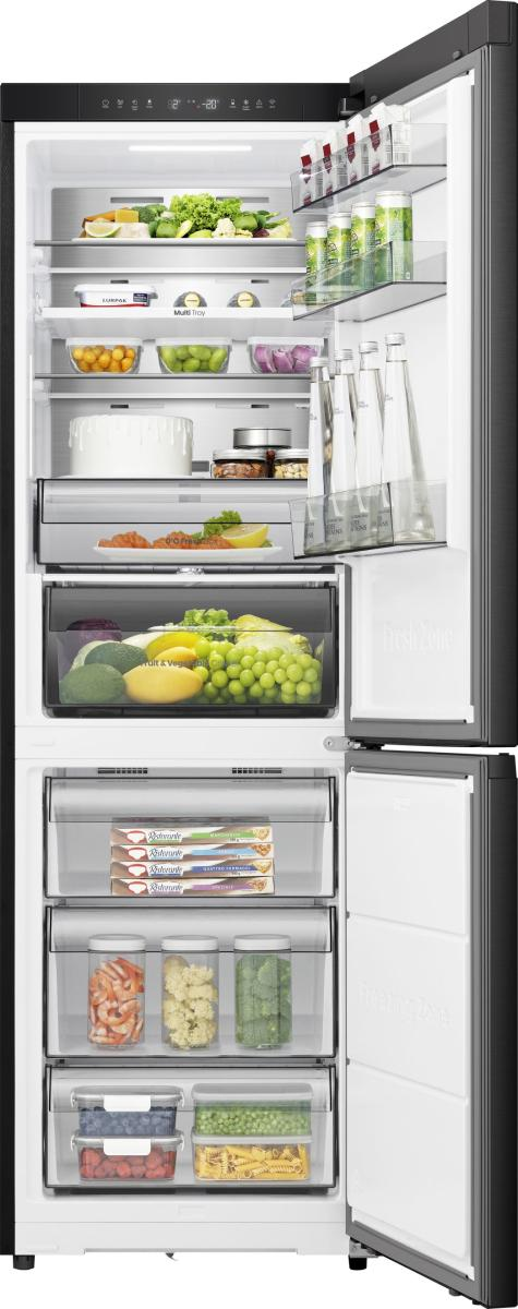 Ein offener Kühlschrank mit Lebensmitteln wie Gemüse, Obst, Kuchen, Flaschen und gefrorenen Lebensmitteln.