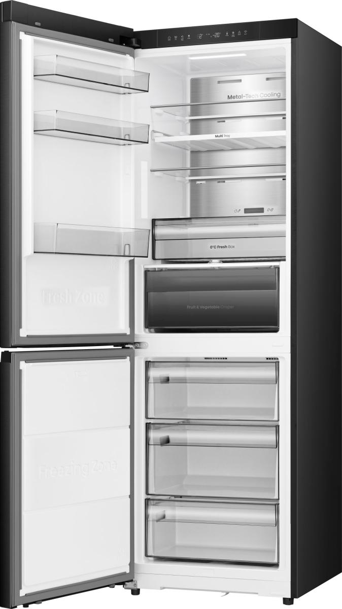 Ein offener schwarzer Kühlschrank mit Glasregalen, Schubladen und digitaler Anzeige.