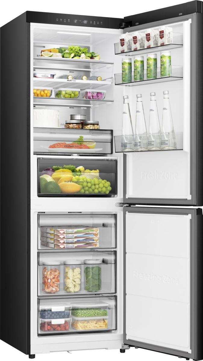 Ein offener Kühlschrank mit Lebensmitteln: Gemüse, Früchte, Fleisch, Getränke.