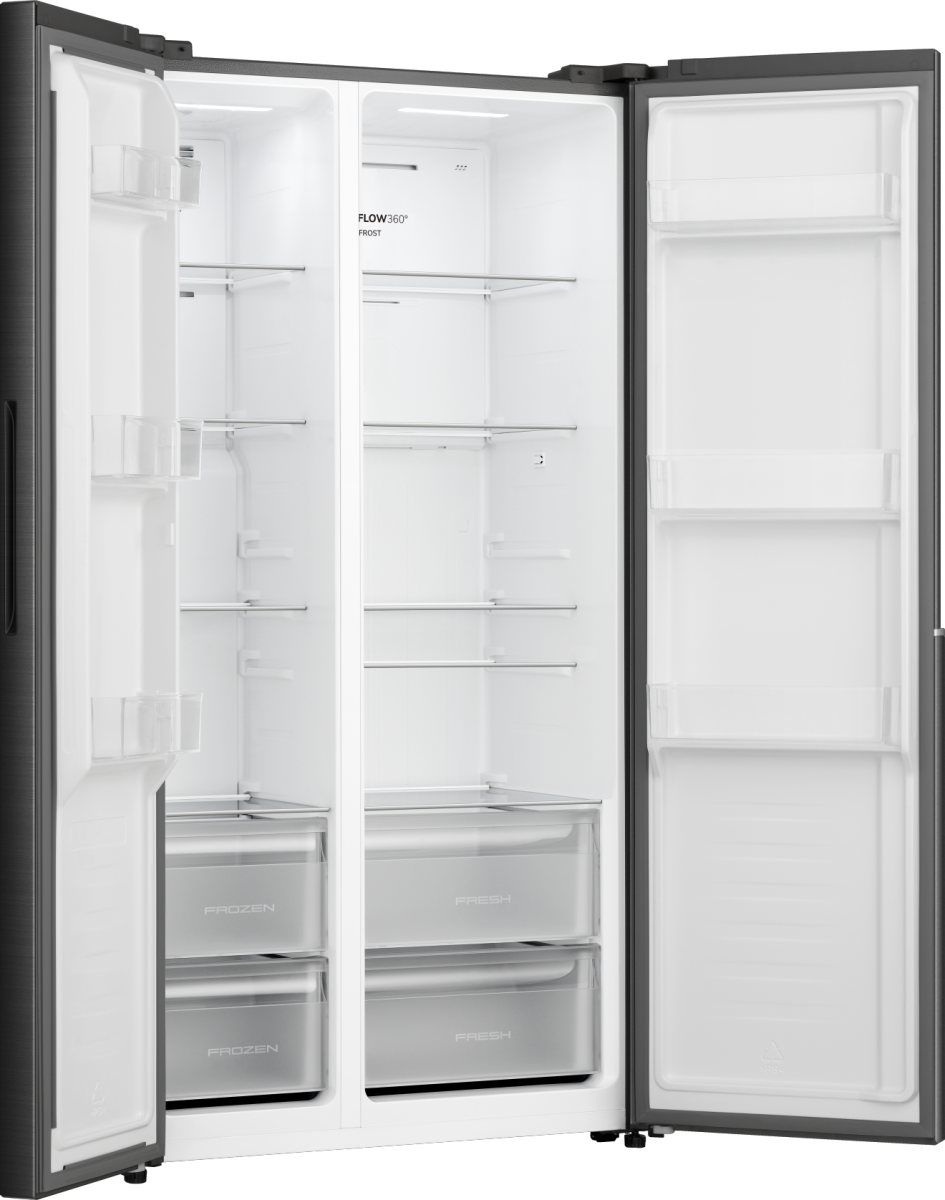 Ein offener, leerer Kühlschrank mit zwei Türen, Regalen und Schubladen.