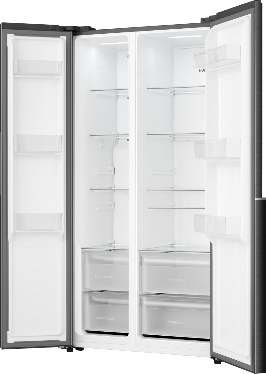 Ein leerer Side-by-Side-Kühlschrank mit offenen Türen und Glasböden.
