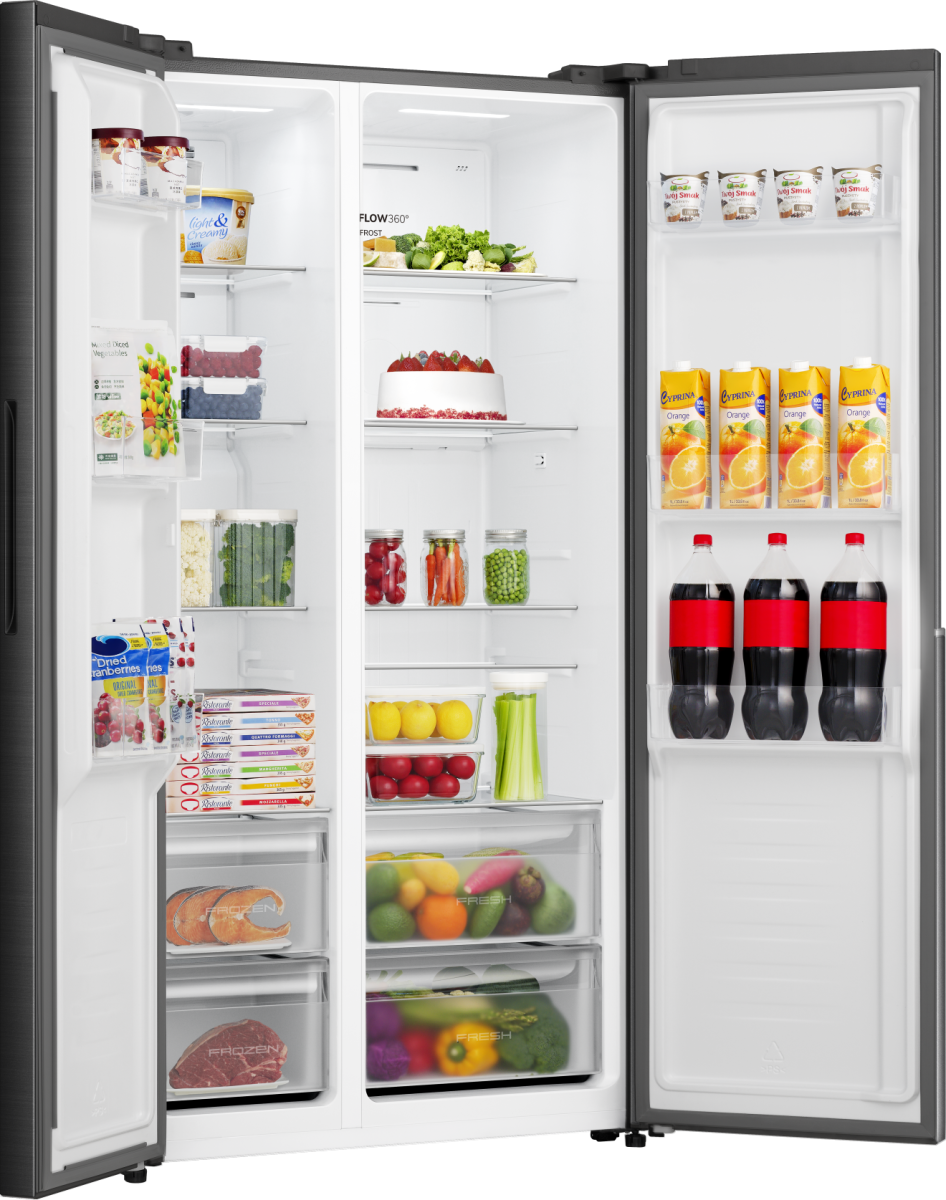 Ein offener Kühlschrank mit Lebensmitteln auf beiden Seiten. Obst, Gemüse, Kuchen, Getränke.
