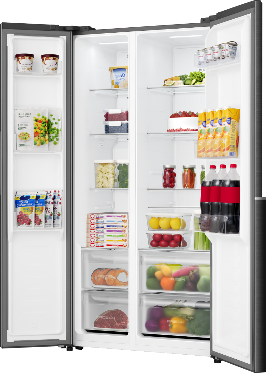 Ein offener Kühlschrank mit Lebensmitteln. Links gefrorene Gemüse- und Beerenpäckchen, rechts Milchprodukte, Kuchen, Saft, Flaschen.