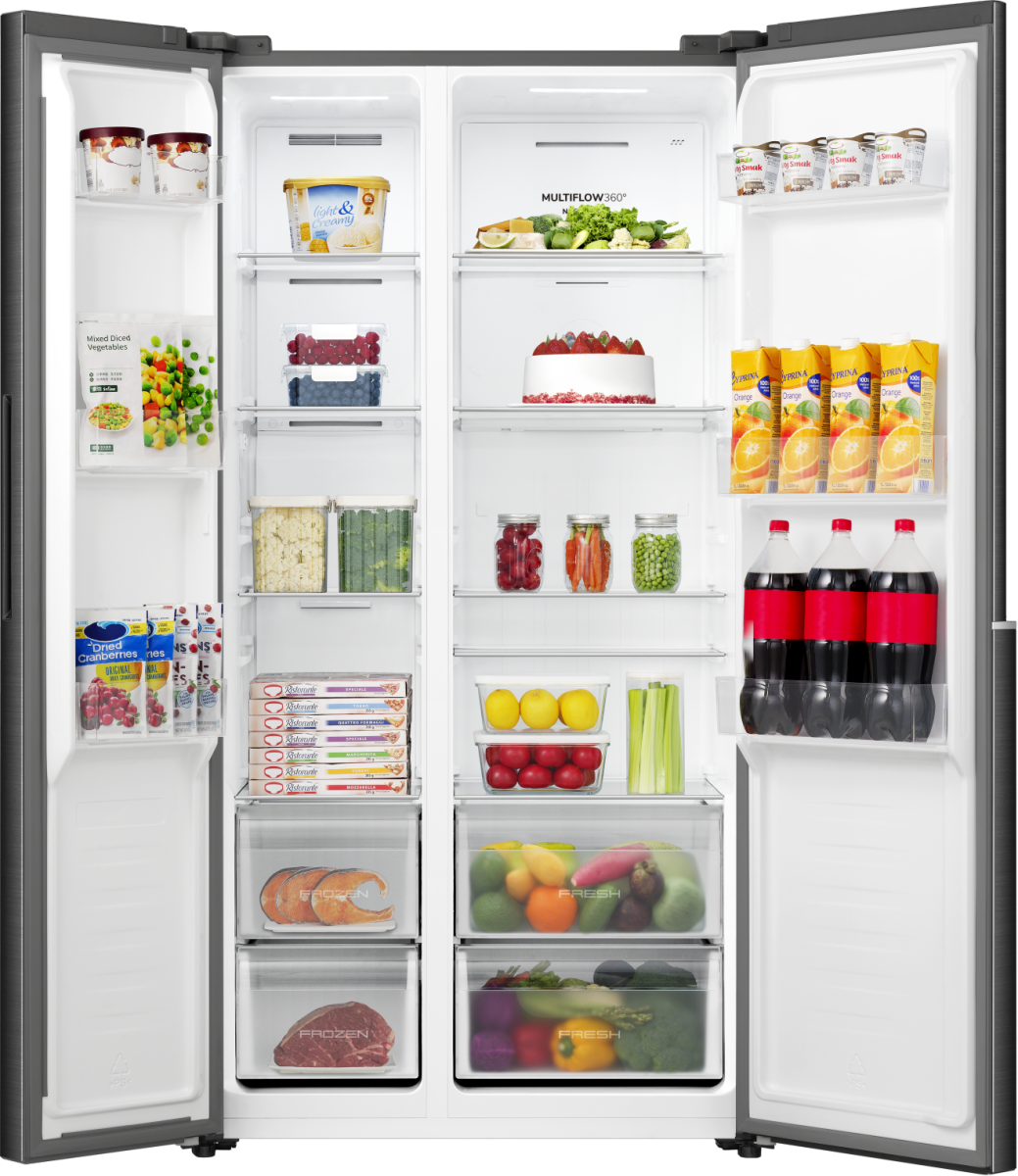 Side-by-side Kühlschrank, gefüllt mit Lebensmitteln. Links: gefrorenes Gemüse, Beeren, Eis. Rechts: Obst, Getränke, Gefrorenes.