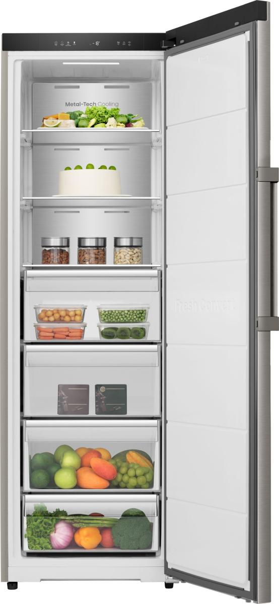 Ein offener Kühlschrank mit Lebensmitteln auf mehreren Regalen.
