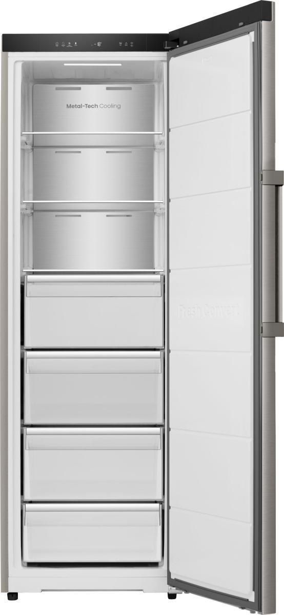 Ein offener Kühlschrank mit Metall-Tech-Kühlung und mehreren Schubladen.