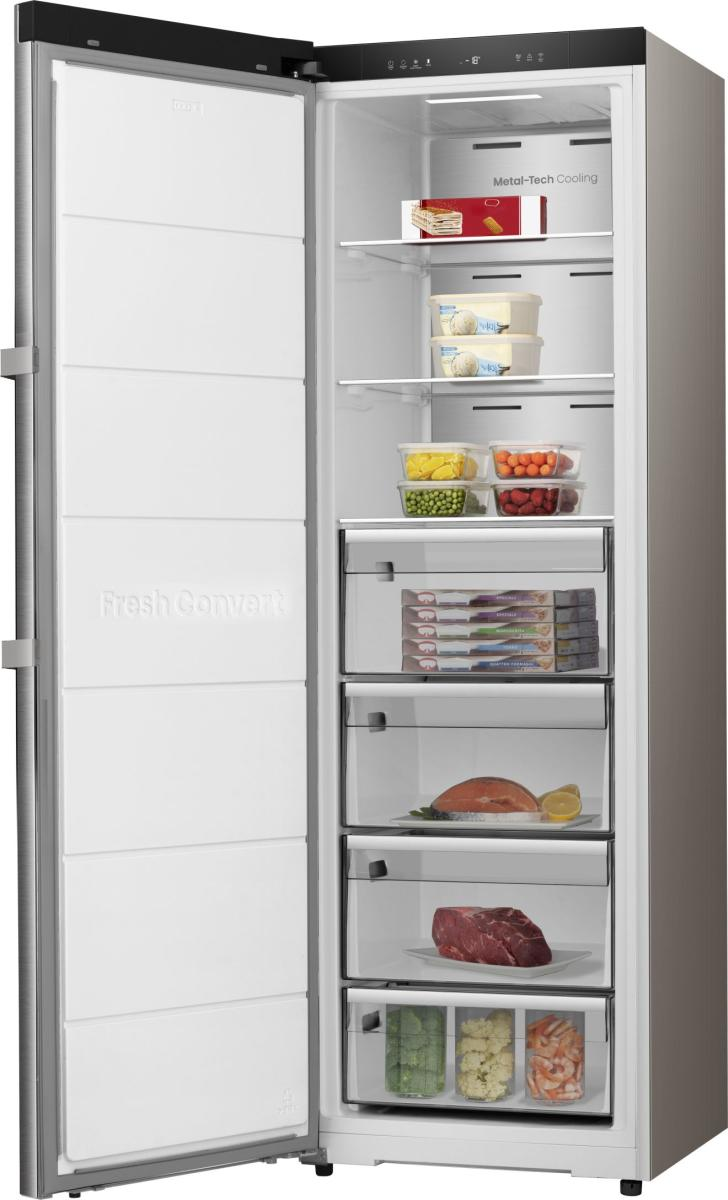 Ein offener Kühlschrank mit Lebensmitteln wie Fisch, Fleisch und Gemüse.