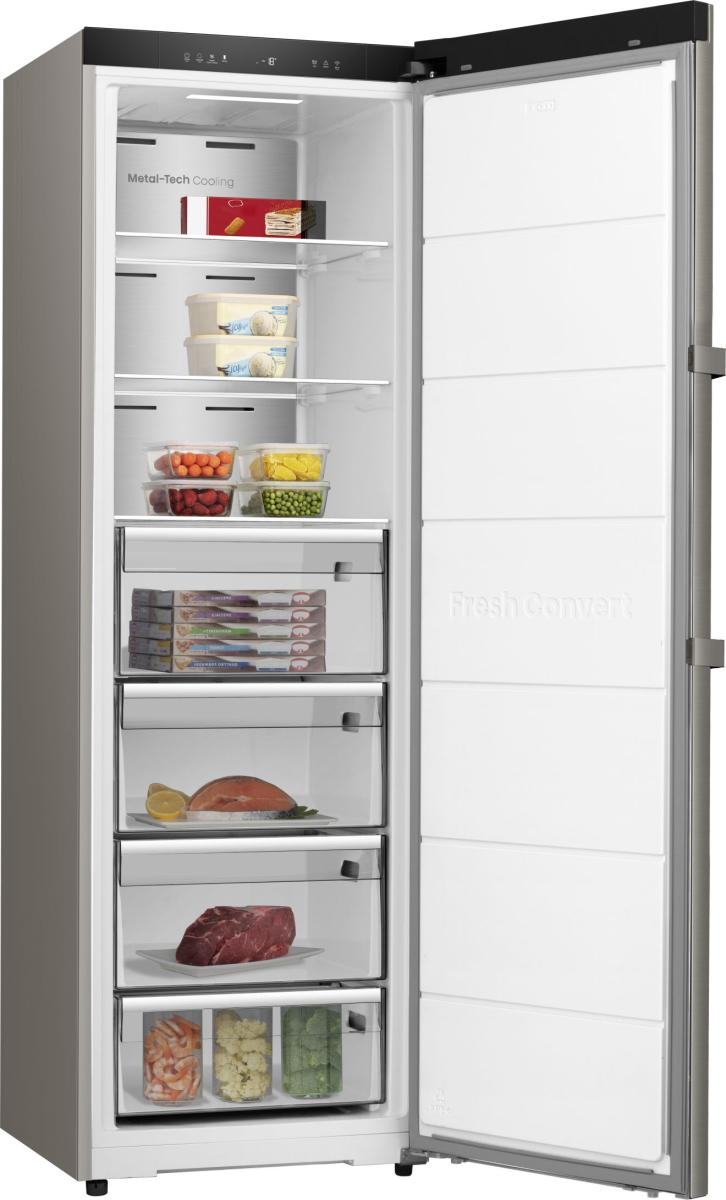 Ein offener Kühlschrank mit Lebensmitteln wie Eis, Fisch, Fleisch und Gemüse.