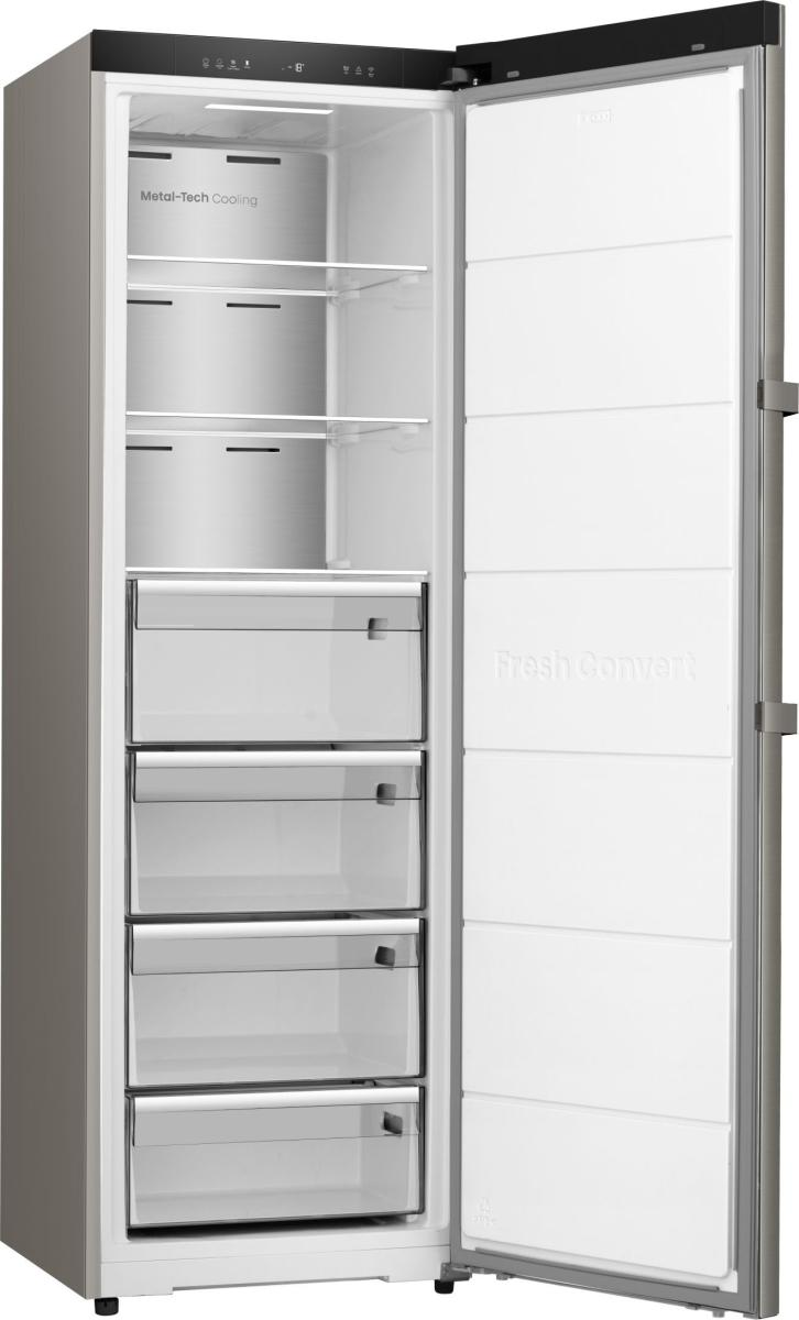 Ein leerer Kühlschrank mit offener Tür und vier transparenten Schubladen.