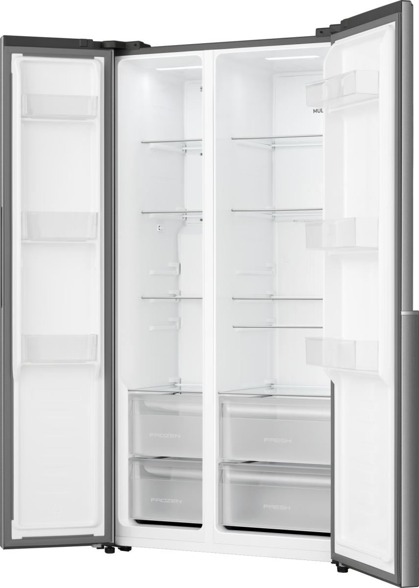 Ein leerer, silberner Side-by-Side-Kühlschrank mit offenen Türen und Glasablagen.