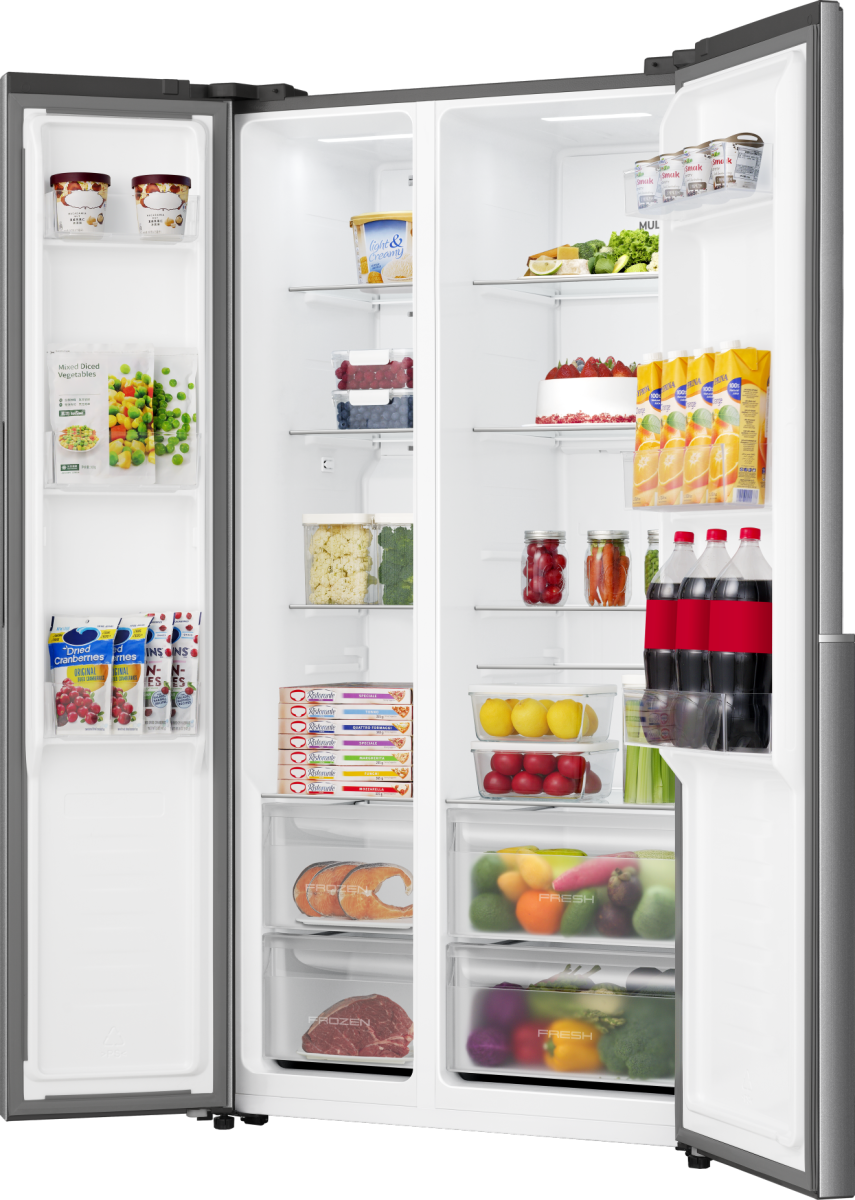 Ein offener Kühlschrank mit Lebensmitteln wie Eis, Gemüse, Saft, Obst und Fleisch.