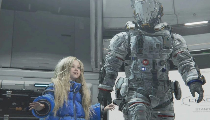 Una niña con chaqueta azul junto a un astronauta con traje espacial blanco.