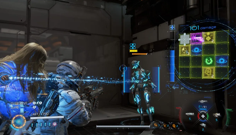 Jugadores blindados luchan contra robot con luces azules, se ven pantallas HUD.