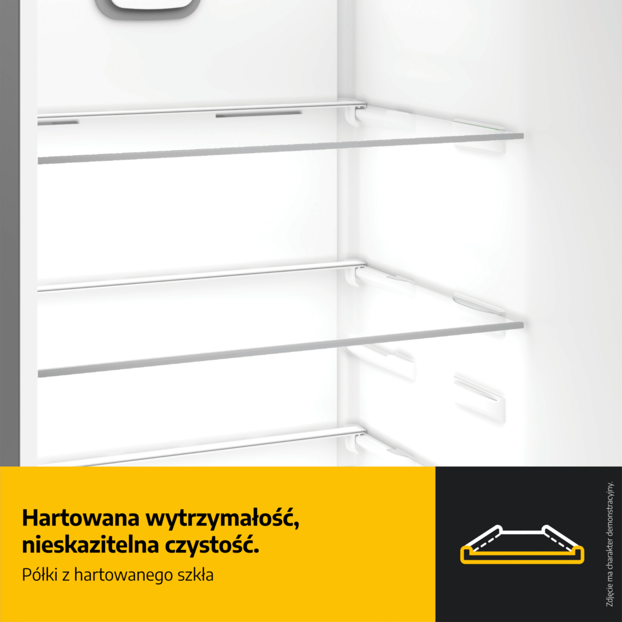 Białe półki lodówki ze szkła hartowanego ze srebrnymi wspornikami.