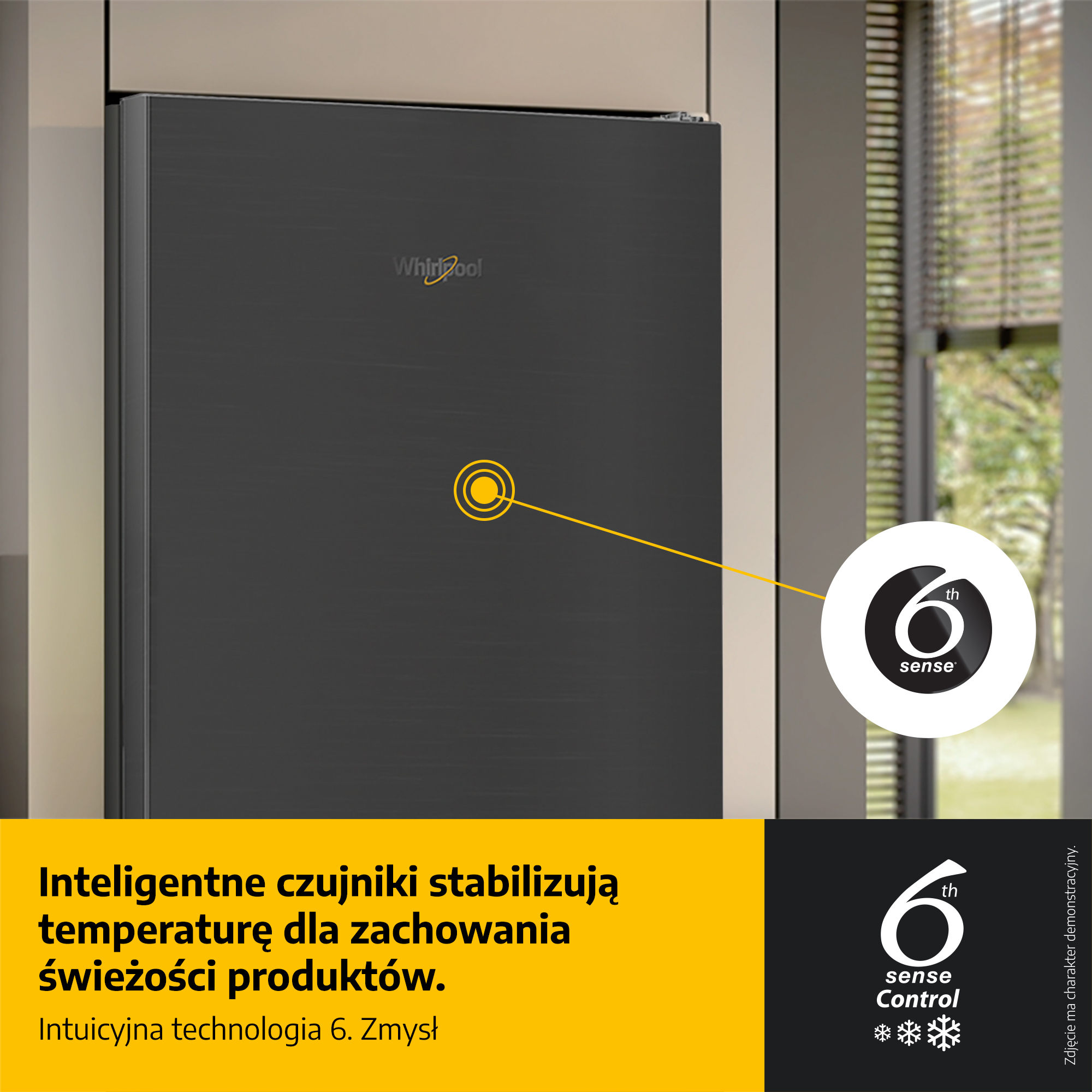 Ciemnoszara lodówka z logo "6th Sense Control". Tekst na żółtym.