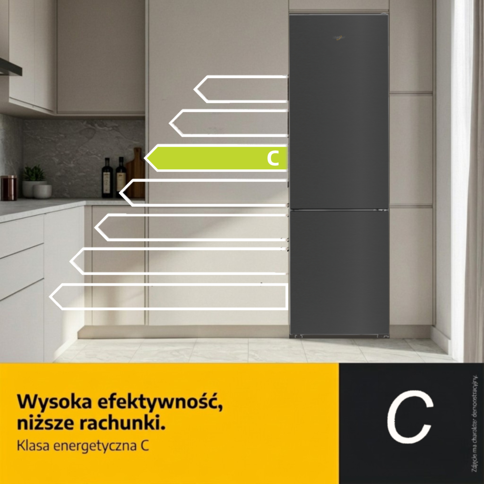 Ciemna lodówka o klasie energetycznej C w nowoczesnej kuchni.