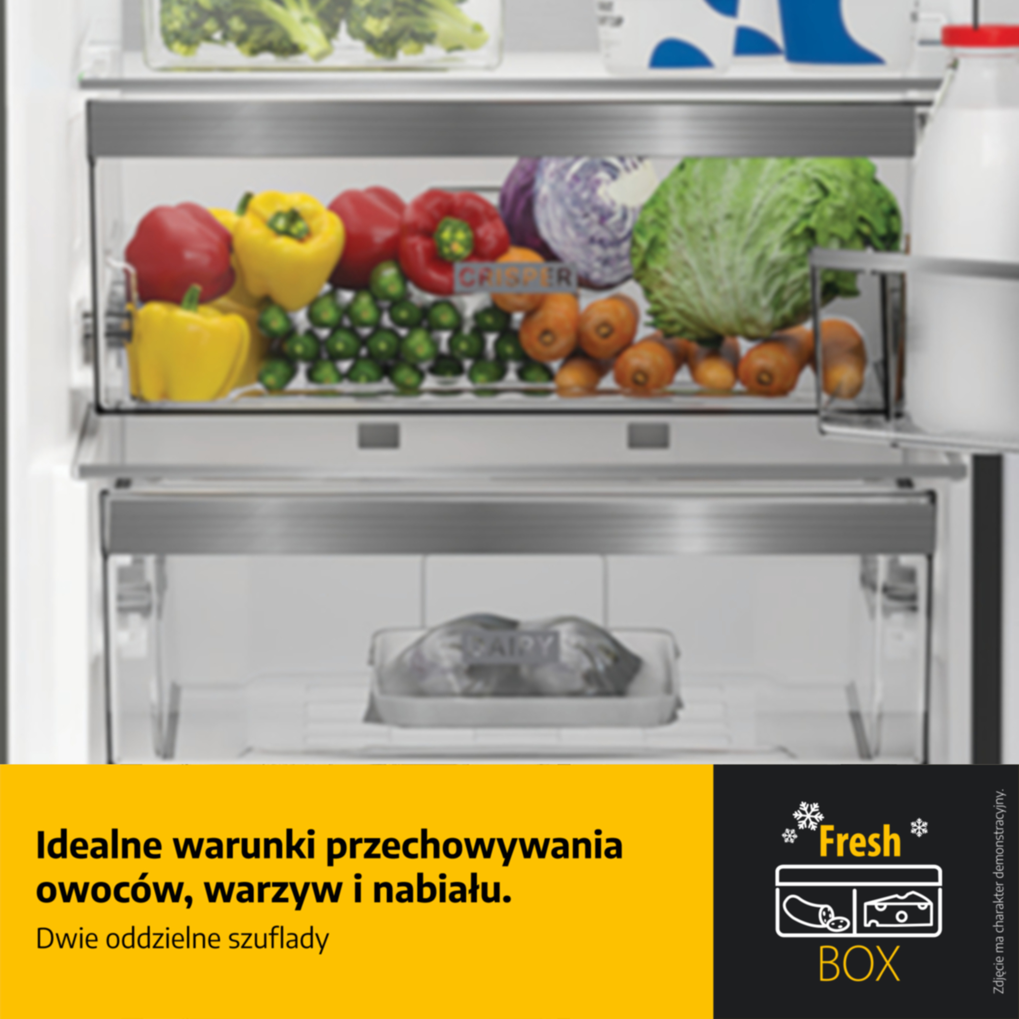 Lodówka z owocami i warzywami w szufladach na warzywa i butelką mleka.