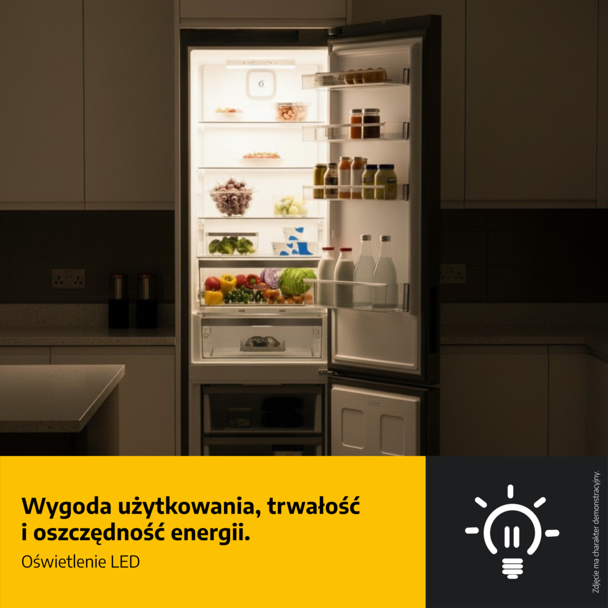 Otwarta lodówka wypełniona jedzeniem, w tym warzywami, owocami i słoikami.