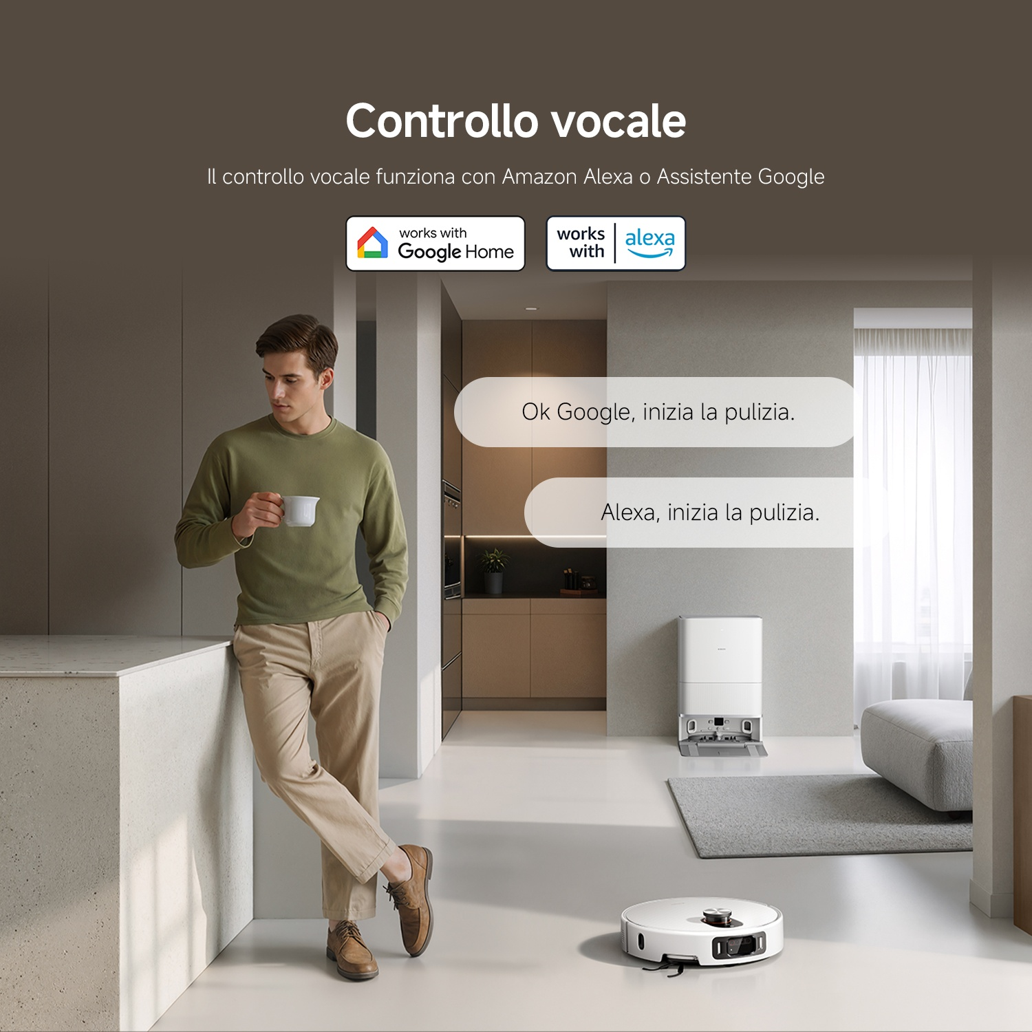 Uomo con tazza appoggiato al bancone; aspirapolvere robot e base sullo sfondo.
