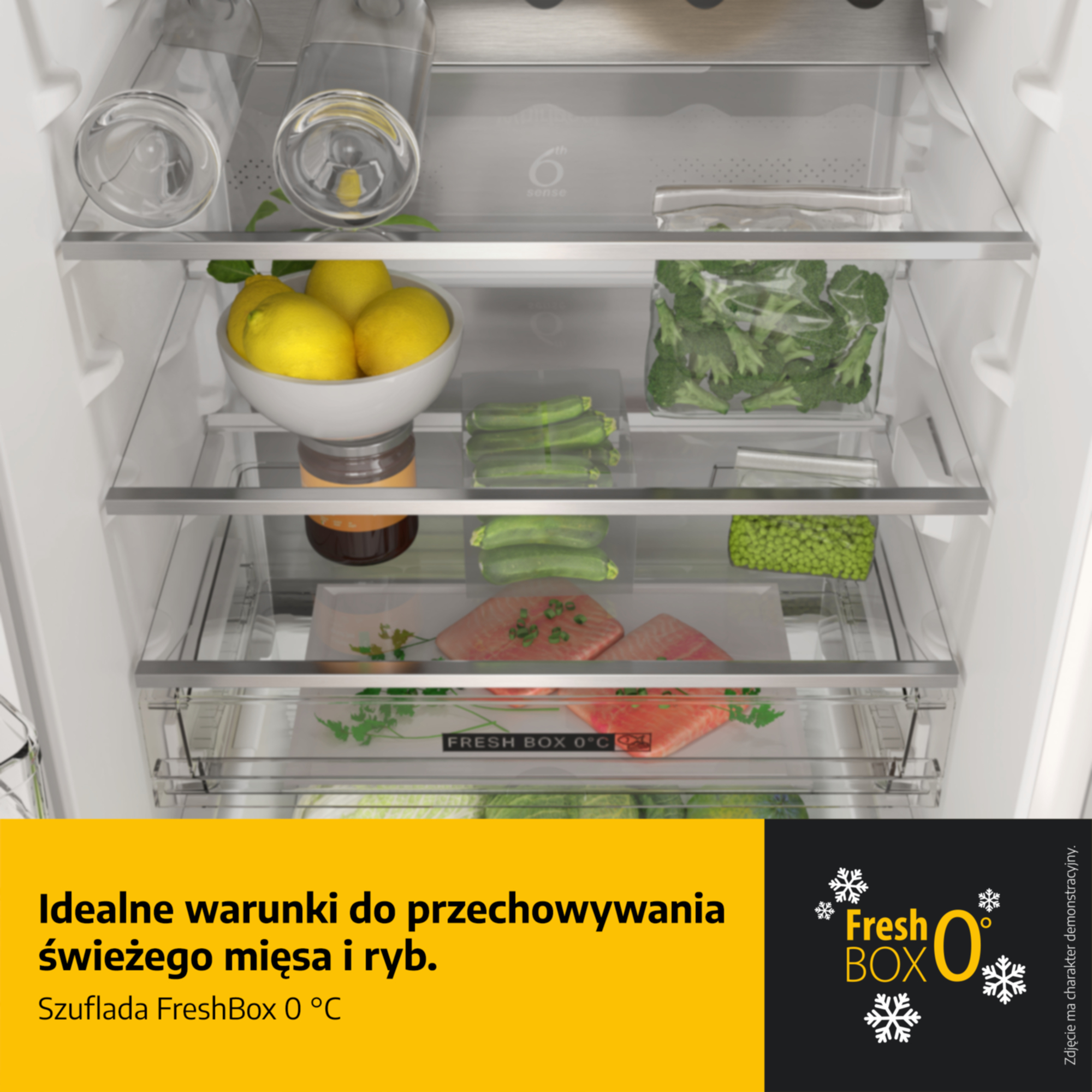 Widok wnętrza lodówki z owocami, warzywami i rybami.