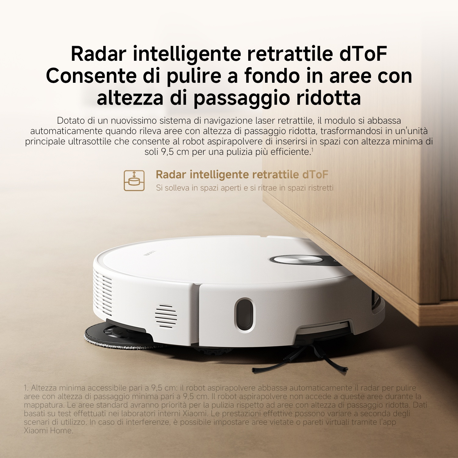 Un robot aspirapolvere bianco pulisce sotto un mobile in legno, regolando automaticamente l'altezza.