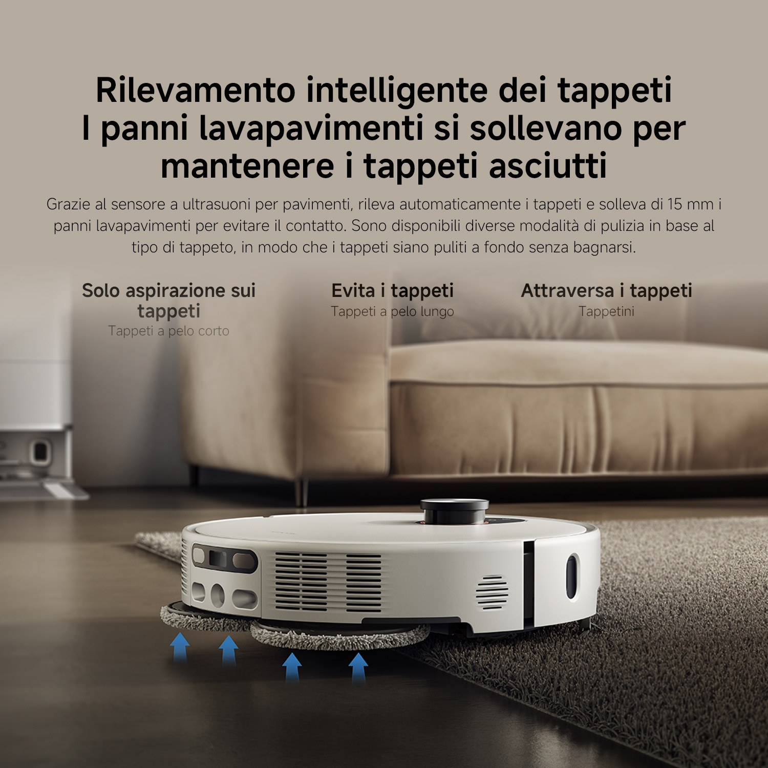 Un robot aspirapolvere bianco solleva i suoi panni mentre si avvicina a un tappeto, indicato da frecce blu.