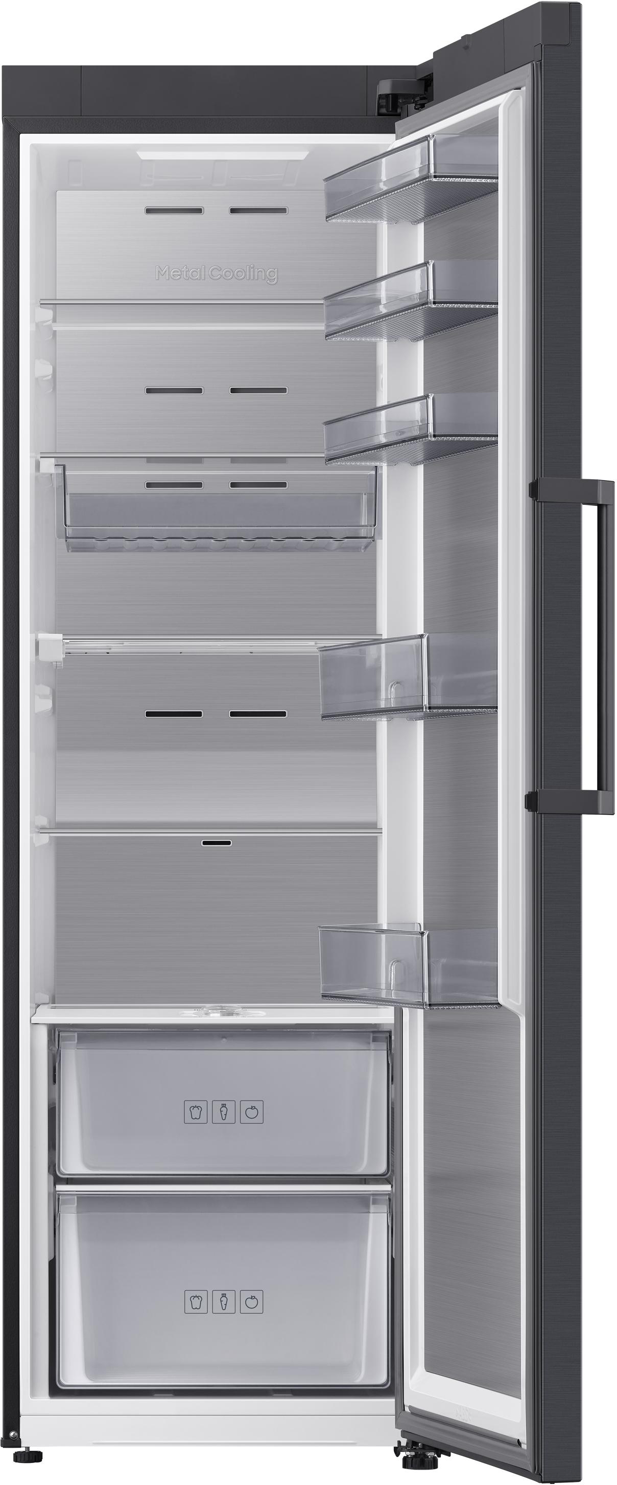 Offener dunkelgrauer Kühlschrank-Innenraum mit Glasböden und Schubladen. Metallkühlung.