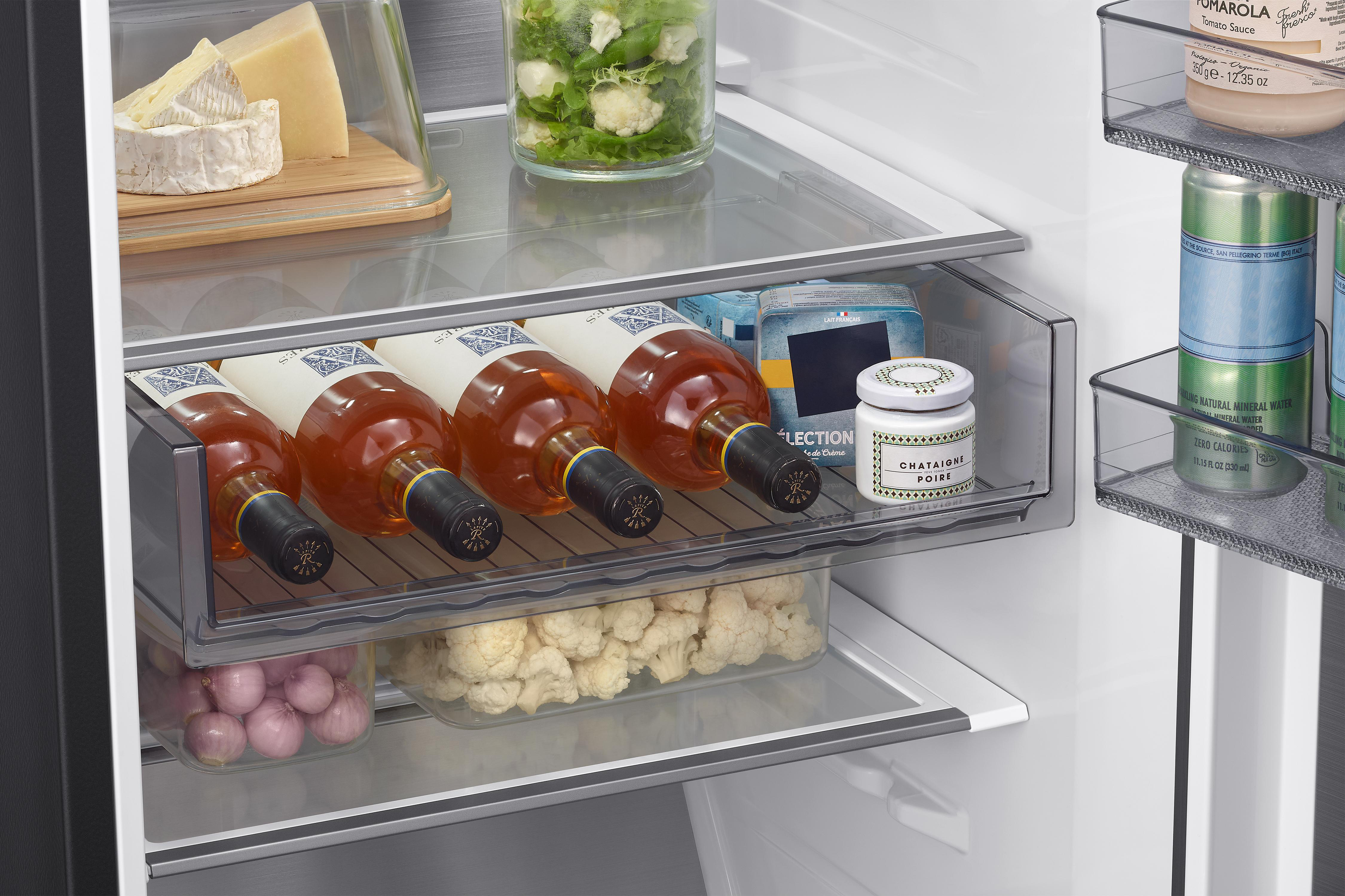 Kühlschrank mit Käse, Salat, Wein, Zwiebeln und Blumenkohl.