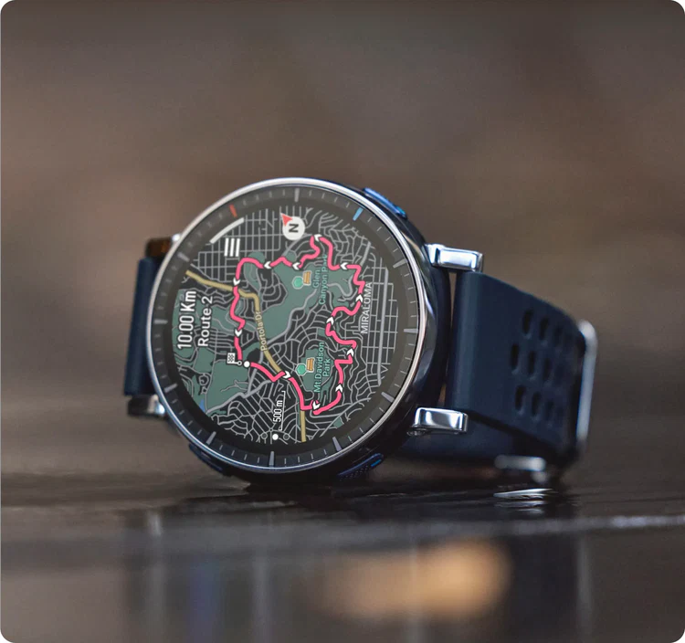 Montre connectée affiche une carte avec un itinéraire de 10 km, sentiers et altitude.