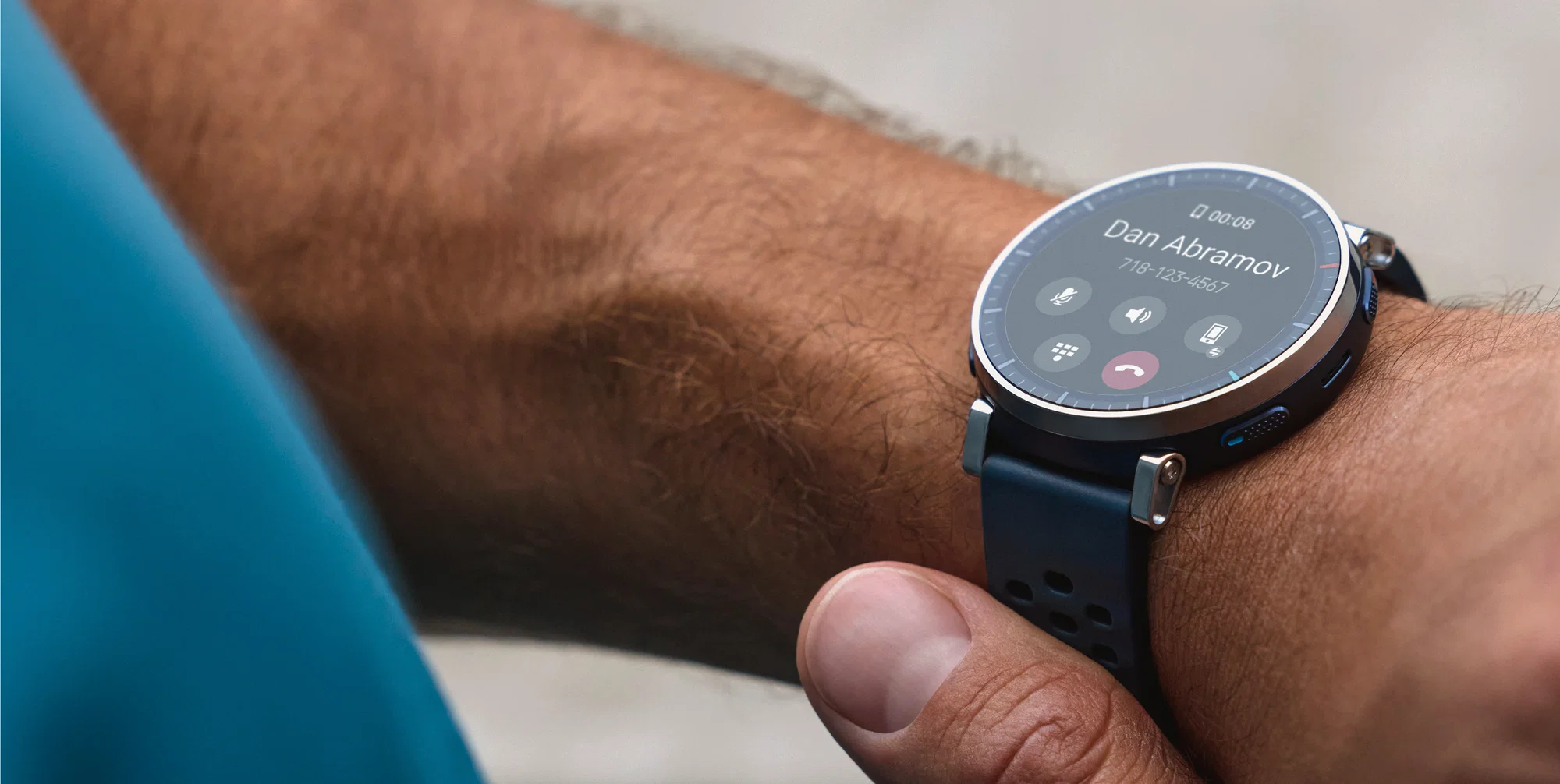 Une montre connectée au poignet affiche un appel entrant de Dan Abramov.