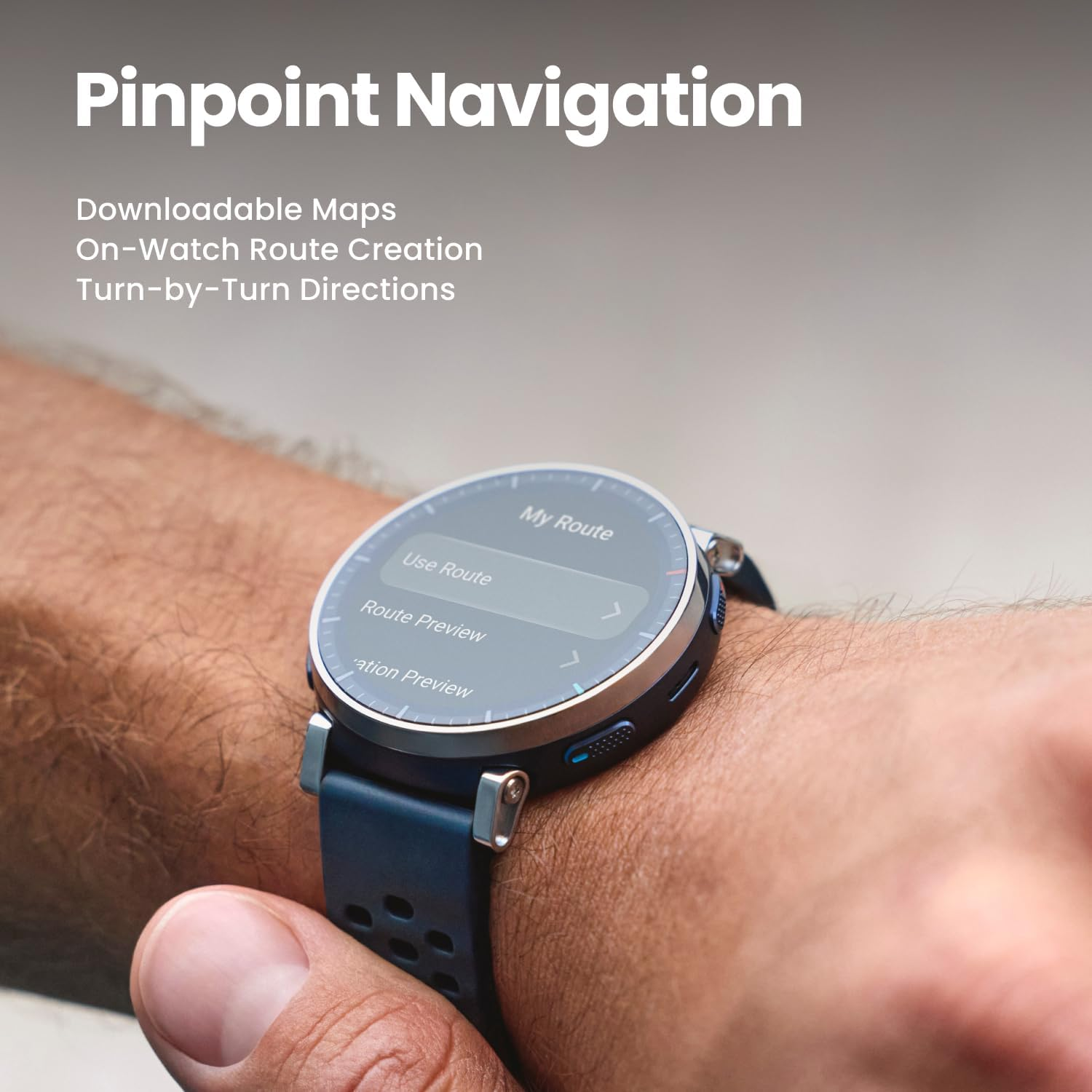 Le poignet d'une personne porte une montre connectée affichant des options d'itinéraire. Texte : 'Pinpoint Navigation'.